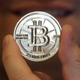 Ilustración para el artículo titulado Ya hay más de 800 criptomonedas muertas mientras el Bitcoin pierde el 70% de su valor